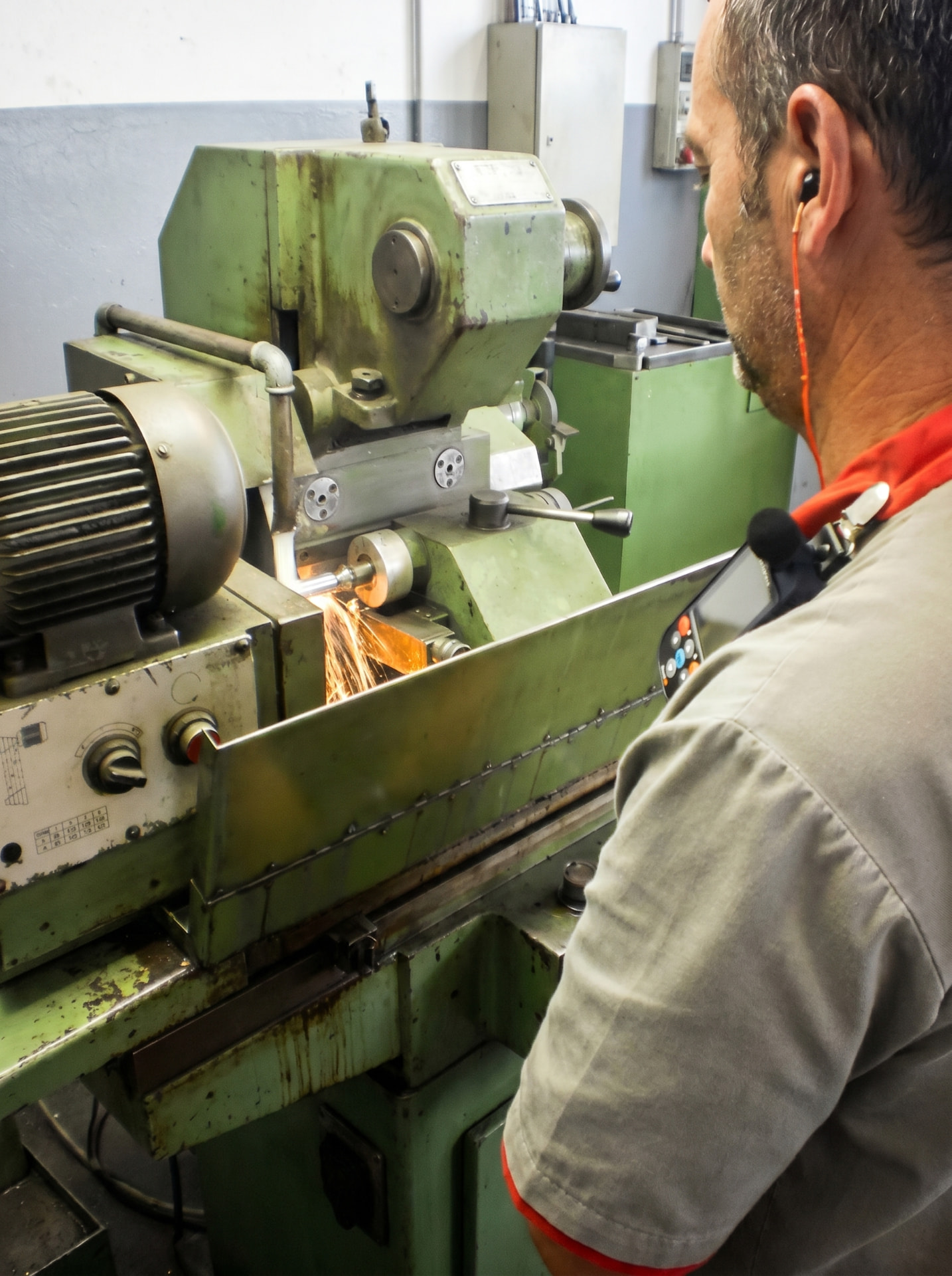 Técnico operando máquina industrial