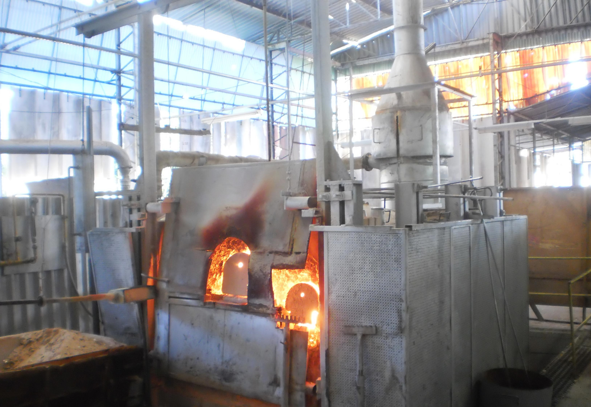 Forno industrial em operação numa fundição