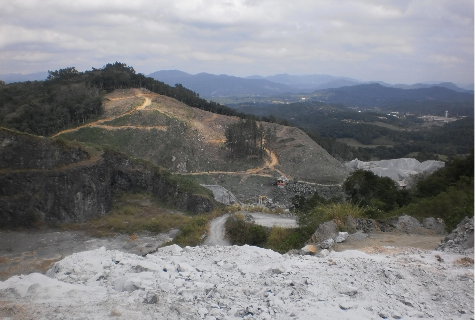 Frente de lavra em pedreira de mineração