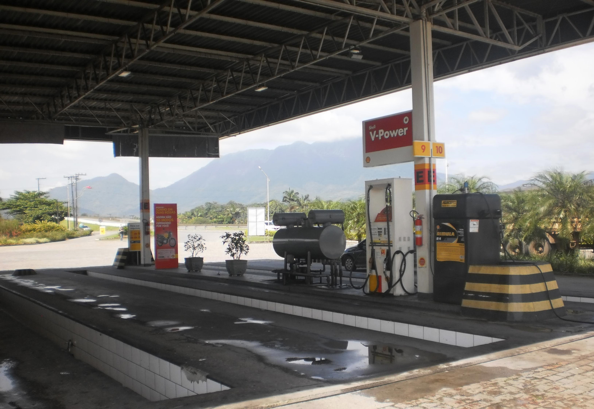 Posto de combustível com bombas e tanques