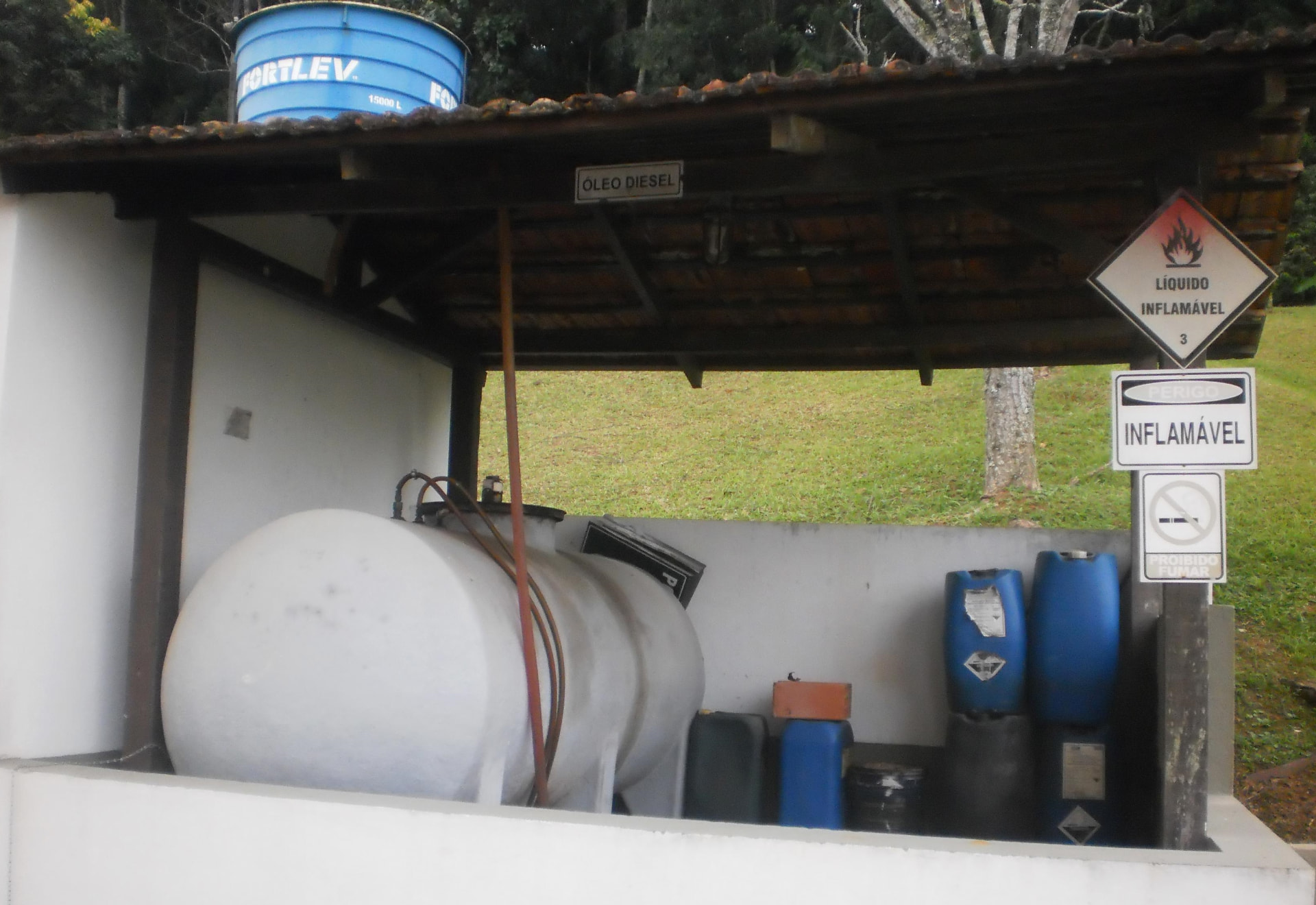 Tanque de óleo diesel com sinalização de líquido inflamável
